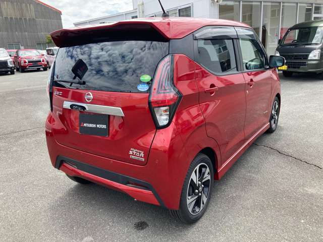 【プライバシーガラスで安心☆】車内が外部から見えにくいので貴重品やプライバシーを守れるのはもちろん，エアコンの冷却効果を上げたり紫外線カットなど嬉しい機能満載です！