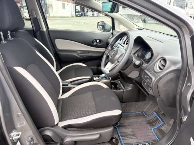 【店舗内紹介】商談ルームにはキッズルームなど完備しております。お子様連れのお客様でもごゆっくりお車をお選びいただけます。くじ引きなどのイベントもやっているのでお子様もお楽しみいただけます。