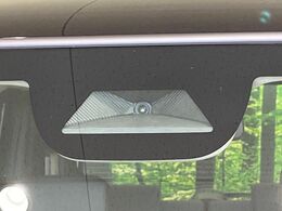 【ホンダセンシング】走行中に前方の車両等を認識し、衝突しそうな時は警報とブレーキで衝突回避と被害軽減をアシスト。より安全にドライブをお楽しみいただけます。