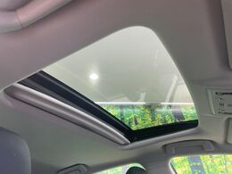 【サンルーフ】開放感たっぷりの希少装備、サンルーフが装着されています！車内に明かりを取り入れたり景色を楽しむ以外にも、車内の空気も簡単に換気できて快適です！