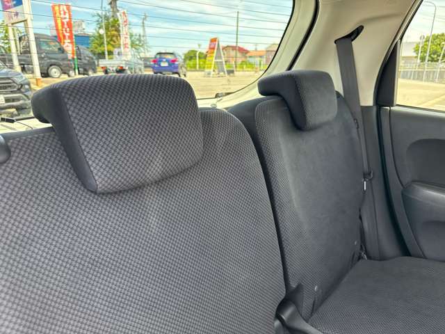 シートも大きな汚れやダメージはございません。納車前には室内クリーニングを施工し、綺麗な状態で納車します。
