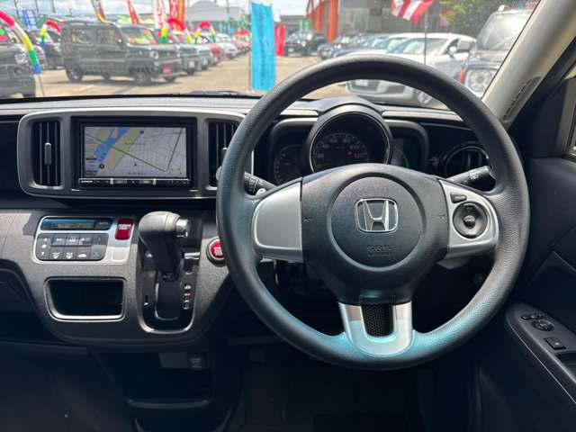 中古車にありがちな目立つステアリングのスレ、シミ等ございません。ご安心ください。