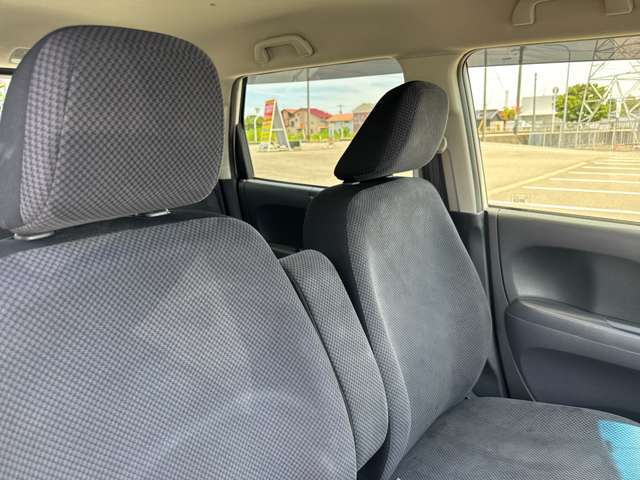シートも大きな汚れやダメージはございません。納車前には室内クリーニングを施工し、綺麗な状態で納車します。