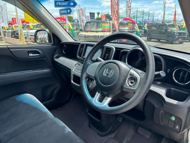 コックピットです。長時間のドライブでも安心な、座り心地の良いシートです。納車前には室内クリーニングを施工し、綺麗な状態で納車します。