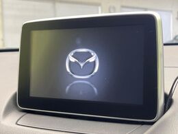 【マツダコネクトナビ】車内の雰囲気にマッチした一体型タイプのナビ。各種車輌設定やBluetooth再生等、様々な機能が楽しめます。直感的なダイヤル操作が可能で、使い勝手も良好です。