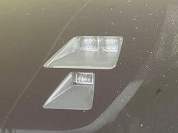 【スマートブレーキサポート】走行中に前方の車両等を認識し、衝突しそうな時は警報とブレーキで衝突回避と被害軽減をアシスト。より安全にドライブをお楽しみいただけます。