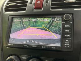 【バックカメラ】駐車時に後方がリアルタイム映像で確認できます。大型商業施設や立体駐車場での駐車時や、夜間のバック時に大活躍！運転スキルに関わらず、今や必須となった装備のひとつです！