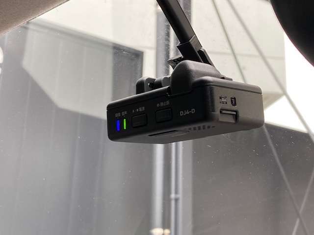 ナビ連動型ドライブレコーダーを装備。万が一の際に映像を記録し、ナビモニターにて再生、確認を行う事が出来ます。又、駐車監視機能を搭載しておりますので、お車駐車中の当て逃げの際にも自動録画致します