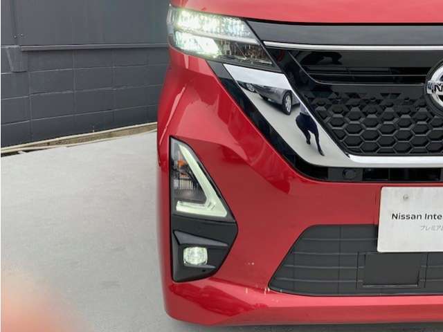 LEDヘッドランプ搭載。ヘッドランプのロービームに、発光ダイオード（LED）が使用されています。LEDヘッドランプには消費電力量が少ない、形状がコンパクト等の利点があります。