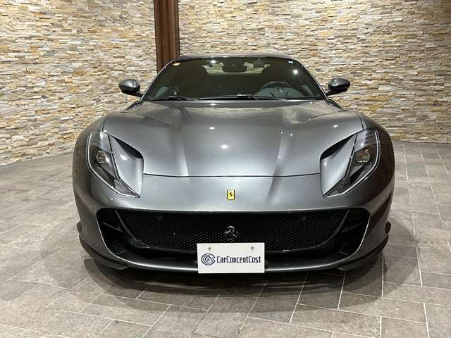 ・マットブラック鍛造レーシングホイール・シルバーストーングレイキャリパー・カーボンファイバー製リアサイドバンパー・カーボンファイバー製リアデフューザー