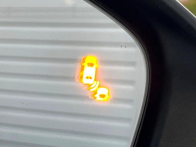 【ブラインドスポットインフォメーション】走行中、ドアミラーの死角になりやすい箇所に後続車が接近するとサイドミラー付近に警告を表示、ドライバーに注意喚起をしてくれます。