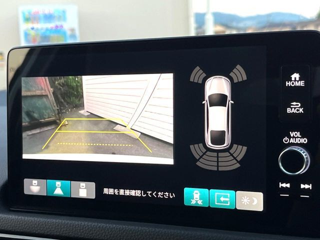【バックカメラ】駐車時に後方がリアルタイム映像で確認できます。大型商業施設や立体駐車場での駐車時や、夜間のバック時に大活躍！運転スキルに関わらず、今や必須となった装備のひとつです！