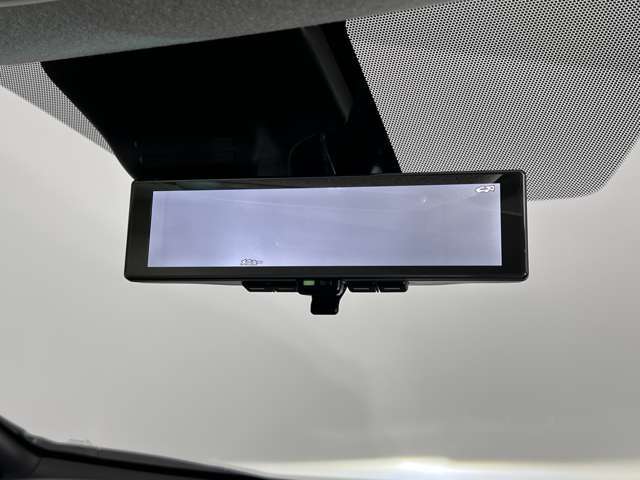 スマートルームミラーで後方の映像がルームミラーで確認できます。