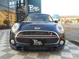 2018年式のMINI3ドア、2，000ccエンジン搭載のSグレードが入庫いたしました。BMW第三世代（F56型）の前期型では最終型に近い年式で、走行距離はわずか9，700kmの1オーナー禁煙車です！