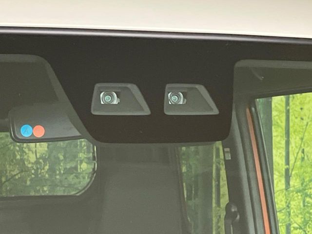 【スマートアシスト】走行中に前方の車両等を認識し、衝突しそうな時は警報とブレーキで衝突回避と被害軽減をアシスト。より安全にドライブをお楽しみいただけます。