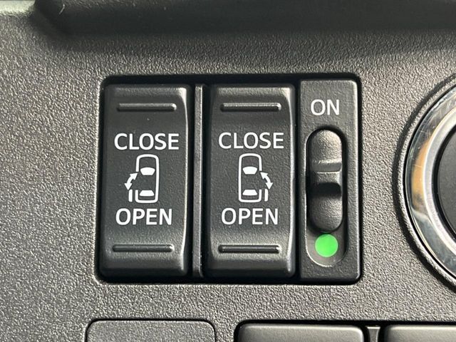【両側パワースライドドア】スマートキーや運転席のスイッチで後席両側スライドドアの開閉が可能♪電動だから力を入れてドアを開ける必要が無く、小さなお子様でも簡単に開け閉めでき快適です♪