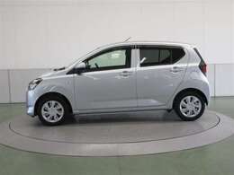 この短いボンネットとロングルーフが、小ぶりの外観からは想像できない居住性を確保しています。