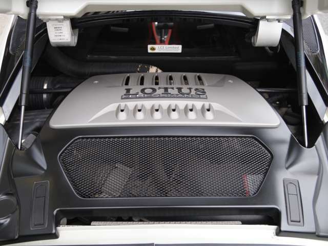 V型6気筒DOHC、総排気量3,456cc。エンジンルームも綺麗です。