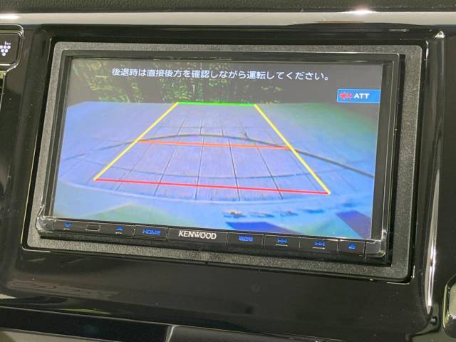 【バックカメラ】駐車時に後方がリアルタイム映像で確認できます。大型商業施設や立体駐車場での駐車時や、夜間のバック時に大活躍！運転スキルに関わらず、今や必須となった装備のひとつです！