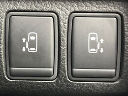 【両側パワースライドドア】スマートキーや運転席のスイッチで後席両側スライドドアの開閉が可能♪電動だから力を入れてドアを開ける必要が無く、小さなお子様でも簡単に開け閉めでき快適です♪