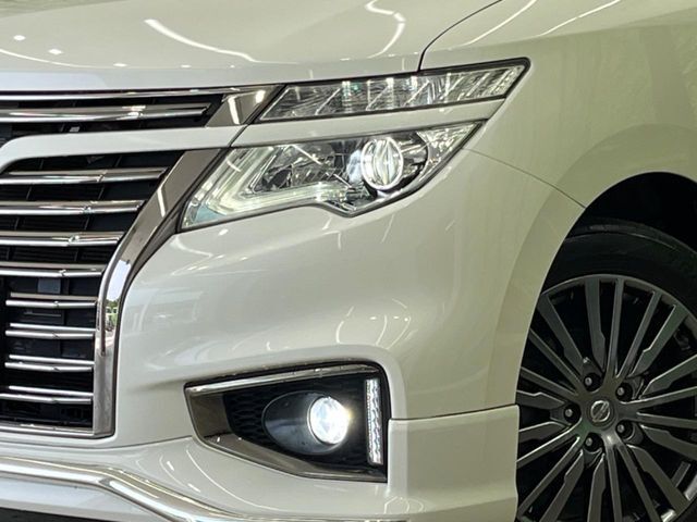 【LEDヘッドライト】悪天候や夜間走行時も良好な視界を確保し安心して運転できる高輝度LEDヘッドライトを装備！点灯速度が早く、消費電力も抑えられています。