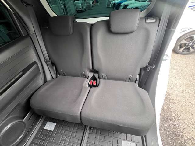リアシートを畳んで格納すれば広い荷物スペースに早変わり♪