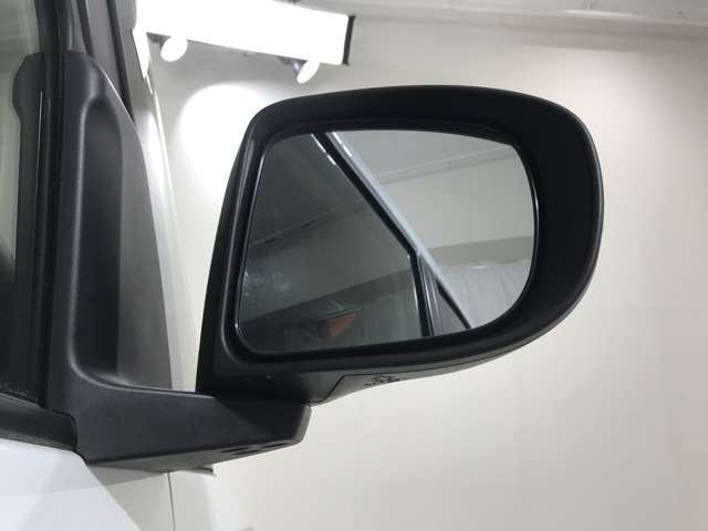 自社の鈑金工場もございますので、万が一のお車の傷直しも当店にお任せ下さい！