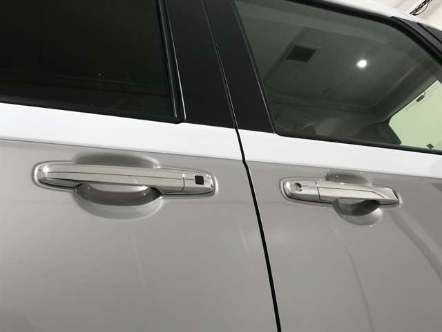 万が一に備えての代車も完備！代車にもナビやETC、バックカメラを装着！！さらに、無料貸し出し！