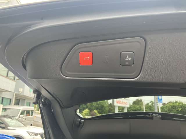 電動トランクゲートが付いており片手で楽々開閉できます。