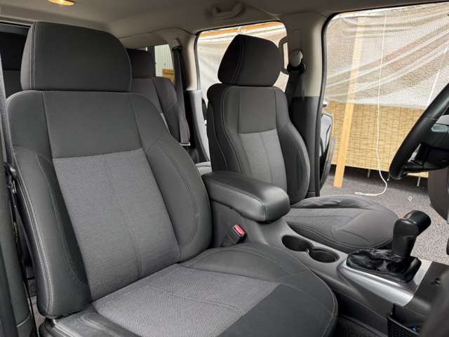広々とした展示場でお客様と素敵なお車との出会いをお手伝いします。