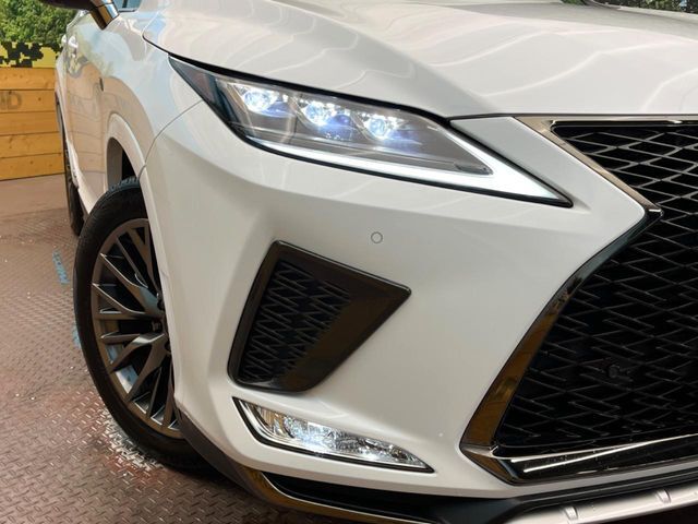 【三眼LEDヘッドライト】スタイリッシュな見た目の三眼LEDヘッドライトを装備♪スタイルだけでなく、夜間の走行も視界良好で安心してお乗りいただけます。