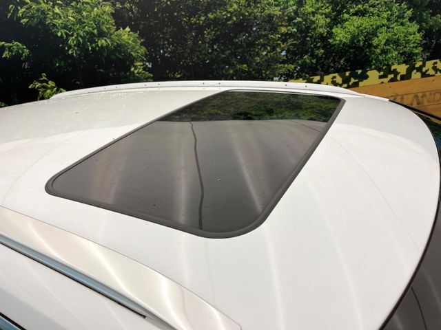 【サンルーフ】開放感たっぷりの希少装備、サンルーフが装着されています！車内に明かりを取り入れたり景色を楽しむ以外にも、車内の空気も簡単に換気できて快適です！