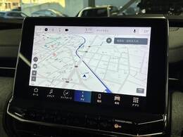 【メーカーオプションナビ】フルセグテレビやブルートゥース接続、AppleCarPlayやアンドロイドオートなど多彩な機能を併せ持っており、インパネ周りがすっきりしてますね！