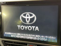 【純正10インチナビ】人気の大型純正ナビを装備。オーディオ機能も充実しており、Bluetooth接続すればお持ちのスマホやMP3プレイヤーの音楽を再生可能！毎日の運転がさらに楽しくなります！！