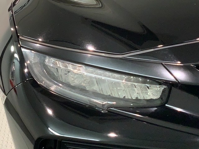 LEDヘッドライトは、点灯の瞬間から最大光量を発揮し、突然暗くなるトンネルなどでの安定感を高めます。