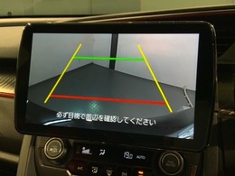 リバースギアに入れるだけで後方の表示へ切り替わります。夜間や雨の日の駐車も楽になりますよ。