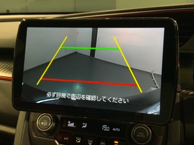リバースギアに入れるだけで後方の表示へ切り替わります。夜間や雨の日の駐車も楽になりますよ。