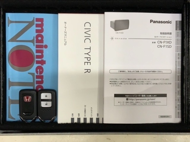スマートキーは鍵をバッグに入れたままでもドアロックの開閉やエンジンのON・OFFができます。夜間や雨の日も鍵を探さなくて良いので便利です。