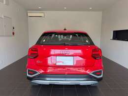 リアバンパーのシルバー色が車両の存在感を高めています。