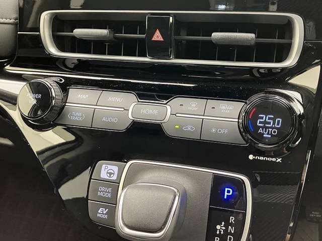 オートエアコンを装備しておりますので、四季を通じて車内を快適な温度に保つことが出来ます！高級感が有りますね！