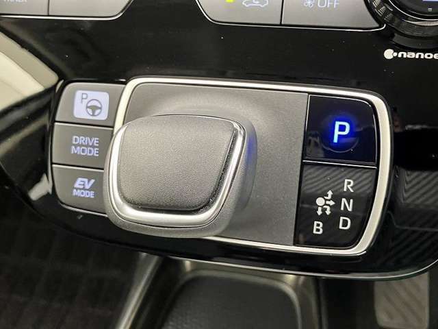 こちらのシフトは、車両にマッチしたデザインになっています！握りやすく、操作し易い配置になっていますので、いつも触れるシフトだからこそ、大切ですね！