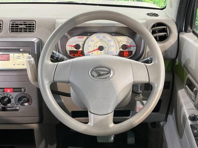 インテリアに合わせたデザインのステアリングは、運転される方のことも考え、運転しやすい形状、大きさです。是非一度、実際に触ってお確かめください。