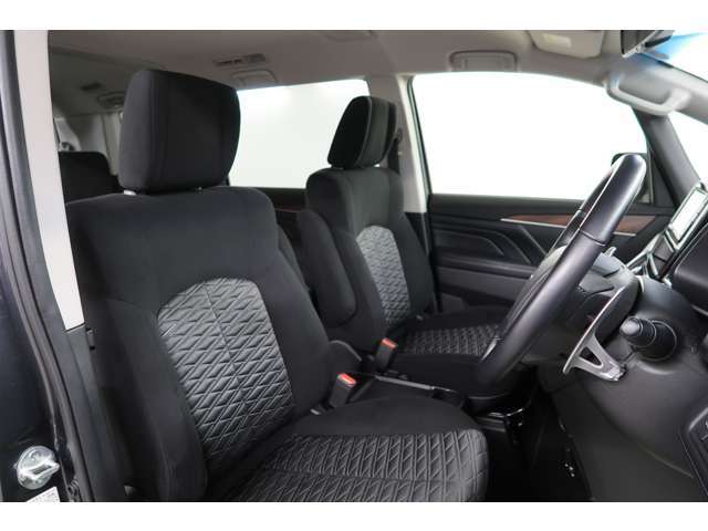 内装ブラック　フロントシートヒーター　運転席にはパワーシートを装備