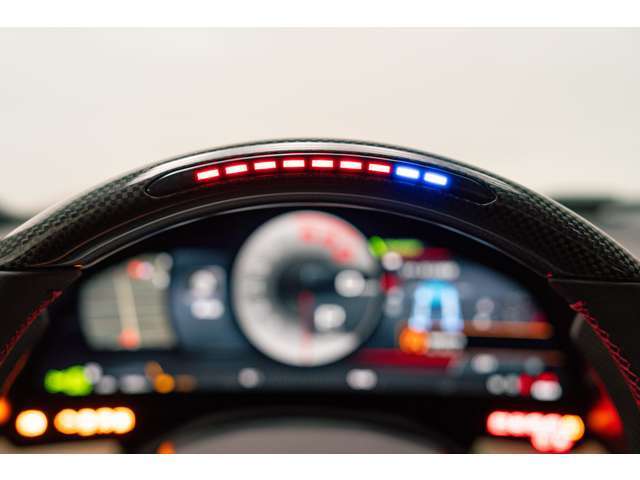 LEDはレブリミットに近づくとシフトアップを促します。また、サーキット走行時、視野をそらさずシフトチェンジを行えます。