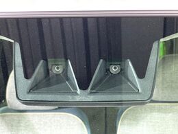 【スマートアシスト】走行中に前方の車両等を認識し、衝突しそうな時は警報とブレーキで衝突回避と被害軽減をアシスト。より安全にドライブをお楽しみいただけます。