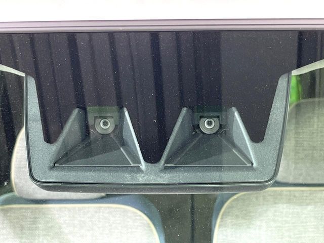 【スマートアシスト】走行中に前方の車両等を認識し、衝突しそうな時は警報とブレーキで衝突回避と被害軽減をアシスト。より安全にドライブをお楽しみいただけます。