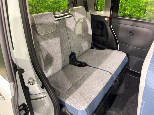 後部座席も気になるようなキズ・汚れやへたり等、大きなダメージはなく、良好な状態です。