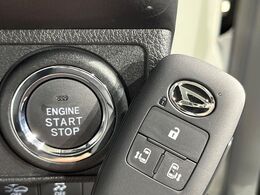 【キーフリーシステム】カバンやポケットに入れたままでもドアの施錠・解錠が可能なスマートキーを装備。エンジンのオン・オフ時もカギを取り出す必要が無いからとっても便利です♪