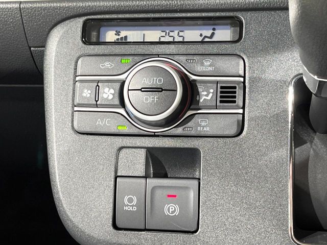 【電動パーキングブレーキ】パーキングブレーキは便利な電動式！ボタン一つで操作でき、アクセルを踏めば自動で解除されます♪レバーやペダルが無いので運転席廻りもすっきりしますね♪