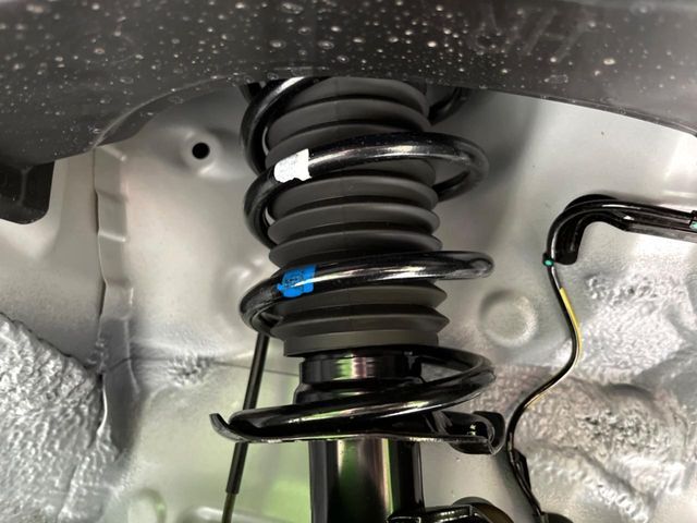 お車を安心してお乗りいただく為には、足回りの定期点検が欠かせません。サービスサポート（有償保証）では無料点検もご提供しており、安心のカーライフをお過ごしいただけるサポート体制が整っています。